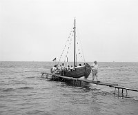 Juni 1990. Mecklenburg-Vorpommern. Ostseeinsel Usedom. Am Strand bei Ahlbeck. Ausflugsboot