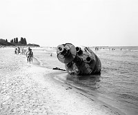 Juni 1990. Mecklenburg-Vorpommern. Ostseeinsel Usedom. Am Strand bei Ahlbeck. Gestrandete Boje