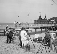 Juni 1990. Mecklenburg-Vorpommern. Ostseeinsel Usedom. Am Strand bei Ahlbeck. Passanten beobachten das Meer mit Fernrohren.