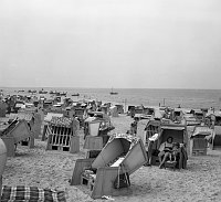 Juni 1990. Mecklenburg-Vorpommern. Ostseeinsel Usedom. Am Strand bei Ahlbeck. Strandkörbe