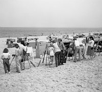 Juni 1990. Mecklenburg-Vorpommern. Ostseeinsel Usedom. Am Strand bei Ahlbeck. Passanten beobachten das Meer mit Fernrohren.