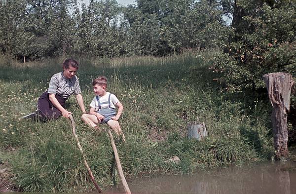 1940. Mecklenburg-Vorpommern. Darß. Ostsee. Mutter und Sohn am Tümpel