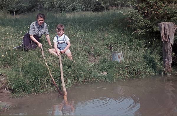 1940. Mecklenburg-Vorpommern. Darß. Ostsee. Mutter und Sohn am Tümpel