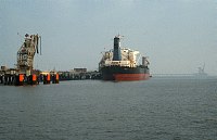 1983. Nordsee vor Wilhelmshaven. Deutsche Bucht. Tanker an der Pier .