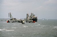 1983. Nordsee vor Wilhelmshaven. Deutsche Bucht. Tanker an der Pier .