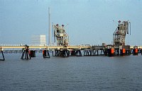 1983. Nordsee vor Wilhelmshaven. Deutsche Bucht.  Tankerpier.