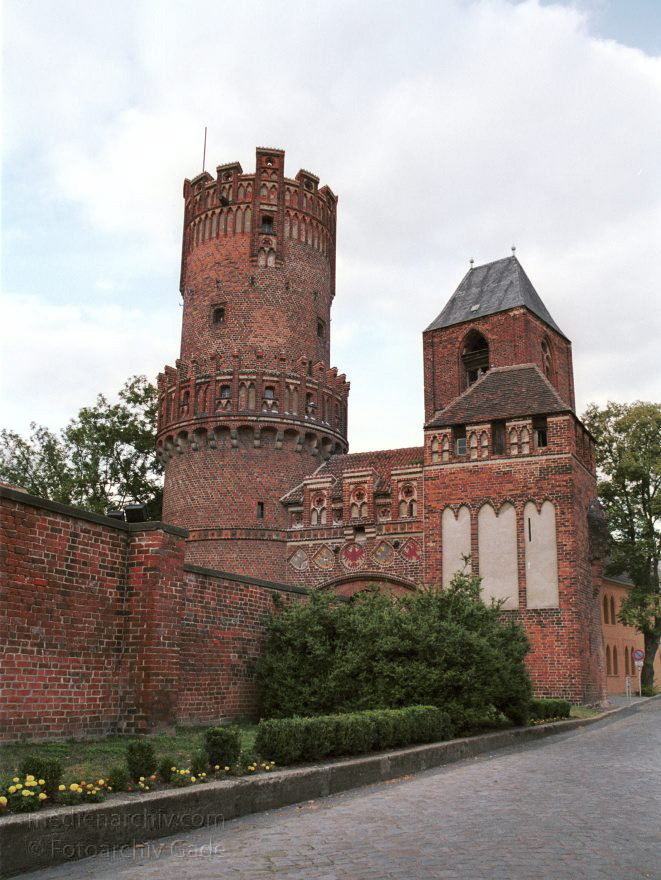 <br>Neustdter Tor. Mittelalterliche Toranlage. Der rechteckige Turm wurde um 1300 gebaut. Der Rundturm und der Mittelbau entstanden um 1450.