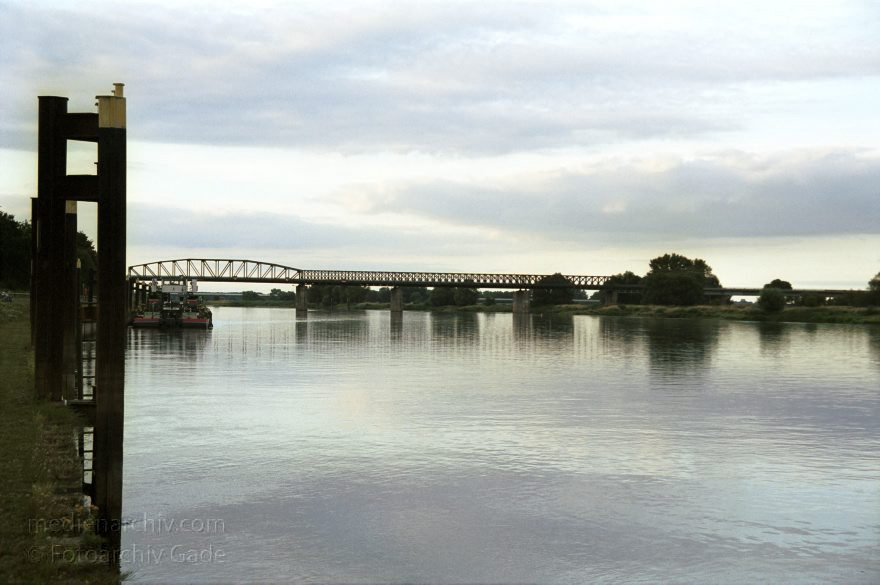 29. August 2001. Deutschland. Sachsen-Anhalt. Tangermünde. Stadt an der Elbe. Bereits 1009 urkundlich erwhnt. Wirtschaftliche Blüte im 15. Jahrhundert. Handel mit Tuch, Bier und Getreide. Elbe und Elbbrcke