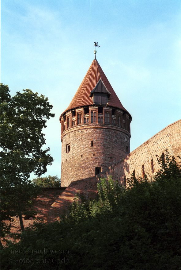 <br>Gefngnisturm. 1480 zur Sicherung der Burganlage erbaut. Im 18. Jahrhundert wurden Gefngniszellen eingebaut. Das Kegeldach wurde 1912 aufgesetzt.