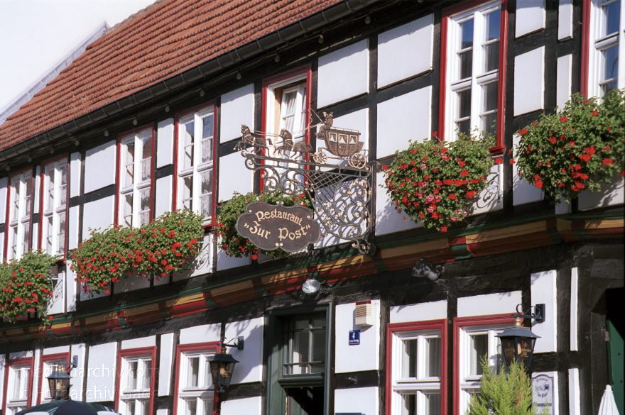 <br>Prchtige Fachwerkhuser mit aufwendigen Verzierungen an den Hauseingngen. Auf dem Geblk sind stets das Baujahr und der Baumeister vermerkt.