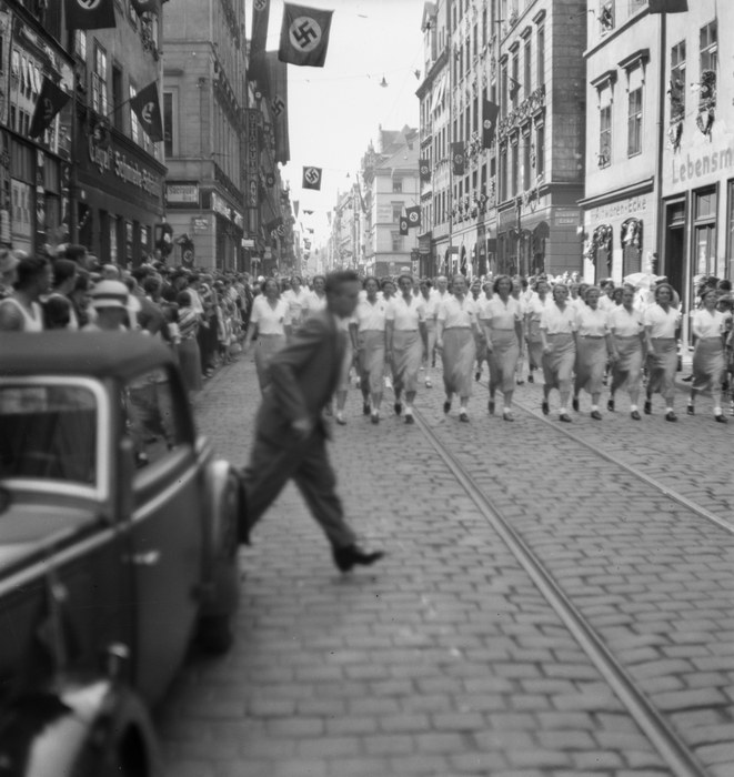1936. Sachsen. Dresden. Nationalsozialismus. Drittes Reich. Umzug. Hakenkreuz. Parade