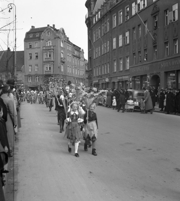 1936. Sachsen. Dresden. Nationalsozialismus. Drittes Reich. Umzug. Hakenkreuz. Parade