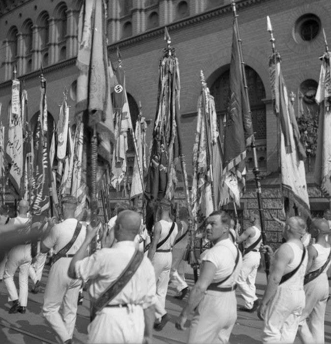 um 1936. Dresden. Drittes Reich. Nationalsozialismus. Umzug / Marsch der Sportler.