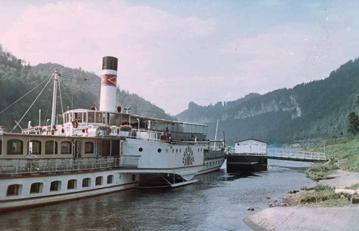 1950er. Sachsen. Elbsandsteingebirge. Fluss. Elbe. Raddampfer. Ausflugsdampfer