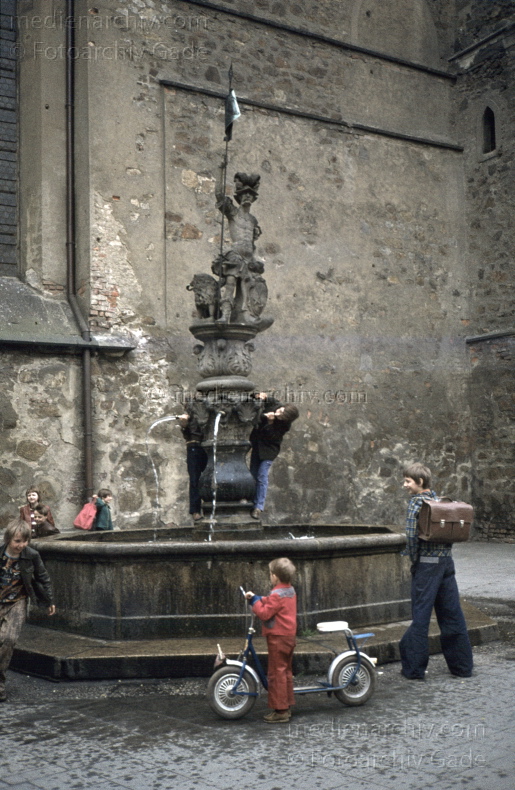 1976. Deutschland. DDR. Sachsen. Görlitz. Kinder an einem Brunnen