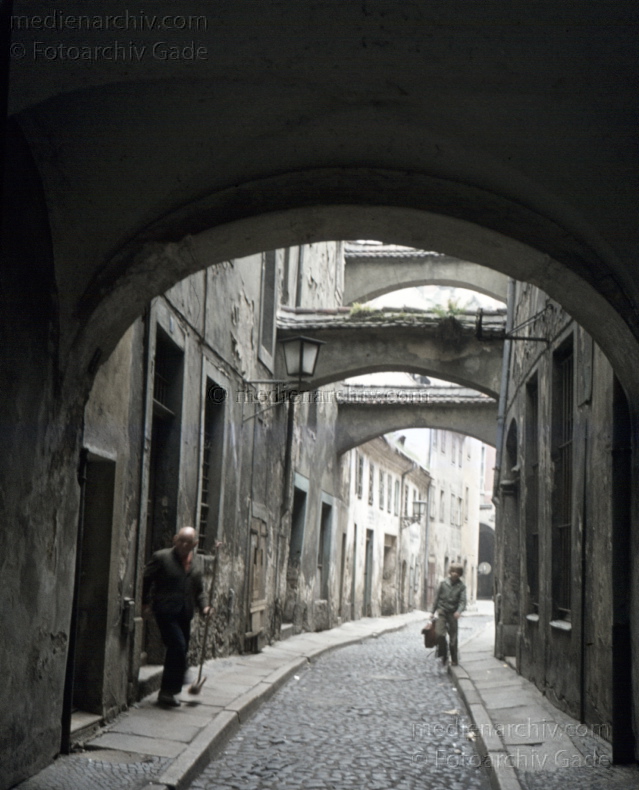 1976. Deutschland. DDR. Sachsen. Görlitz. Gasse mit Kopfsteinpflaster