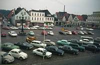 1970er. Schleswig-Holstein. Glückstadt. Autos auf einem Parkplatz
