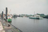 1970er. Schleswig-Holstein. Glückstadt am Fluss Elbe. Hafen. Autofähre