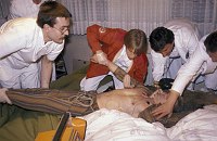 Medizin. Notarzteinsatz. Häusliche Reanimation.  Patient liegt im Bett, sofortige Intubation, externe Herzmassage und Beatmung über Ambubeutel<br>Foto: 1990