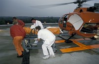 1990. Essen. Krankenhaus. Arzt. Ankunft eines Schwerverletzten mit dem Helikopter und Versorgung. Transport vom Hubschrauber zum Schockraum