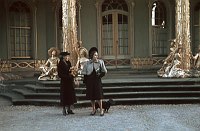 1943. Brandenburg. Potsdam. Zwei Damen am Chinesischen Teehaus im Schlosspark Sanssoucci.