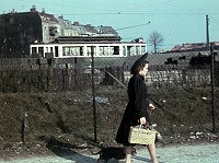 1943. Berlin. (Kriegsjahre) Tempelhof. Straßenbahn. Junge Frau unterwegs.