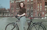1943. Berlin. Tempelhof. Drittes Reich. 2. Weltkrieg. Alltag in Berlin. Junge Frau mit Fahrrad