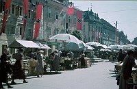 1943. Österreich. Kärnten. Klagenfurt. Markt. Hakenkreuzflagge. SS-Flagge. Drittes Reich. Zweiter Weltkrieg.