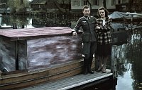 1943. Berlin. Spandau. wahrscheinlich Pichelsdorf. Junge Frau mit Soldaten auf einem Boot. Drittes Reich. Nationalsozialismus.