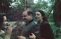 1943. Berlin. Drittes Reich. Nationalsozialismus. 2. Weltkrieg. Soldat mit zwei Frauen