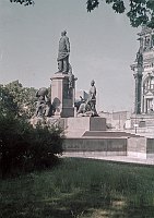 1943. Berlin. Tiergarten. (Drittes Reich - Kriegsjahre) Bismarckdenkmal vor dem Reichstag.