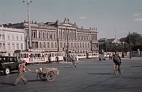 1943. Berlin. (Drittes Reich - Kriegsjahre). Mann mit Handkarren. Straßenbahn.