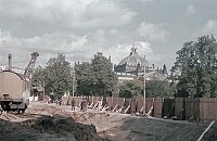 1943. Berlin. (Drittes Reich - Kriegsjahre). Baustelle beim Reichstag. Hakenkreuzflagge.