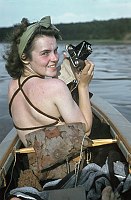 1943. Berlin. (Drittes Reich - Kriegsjahre) An der Havel. Freizeit mit Booten. Frau mit Kamera in einem Faltboot