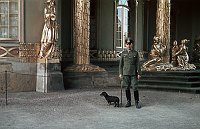 1943. Brandenburg. Potsdam (Herbst)  Wehrmachtssoldat mit Hund in Potsdam vor dem Chinesischen Teehaus im Schloßpark Sanssouci