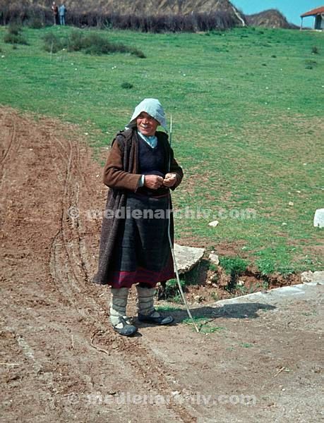 1964. Bulgarien. kurz vor Harmanli. Hirte. im Hintergrund Schafpferch. (vor Harmanli in Bulgarien