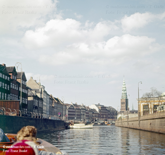 1960. Dänemark. Kopenhagen. Bootsfahrt auf einem Kanal. Nikolaikirche