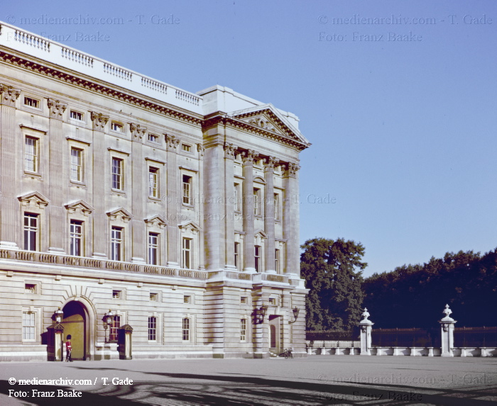 1960. Great Britain. England. London. Buckingham Palace