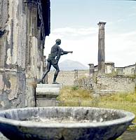 1960. Italien. Pompeji. Antike Stadt in Kampanien. Becken. Skulptur. Säule