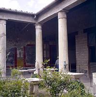 1960. Italien. Pompeji. Antike Stadt in Kampanien. Villa. Säulen