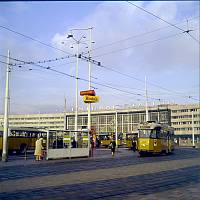 1960. Niederlande. Holland. Amsterdam. Centraal-Station. Straßenbahn. Hauptbahnhof