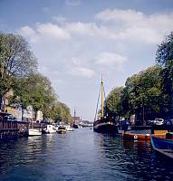 1960. Niederlande. Holland. Amsterdam. Boote in einer Gracht. Kanal