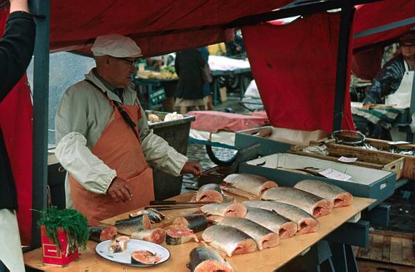  Helsinki. Lachsverkauf. Fischhändler