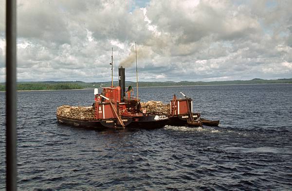 Helsinki. Schubverband. Schlepper mit Kähnen und Holzladung. Schiffe