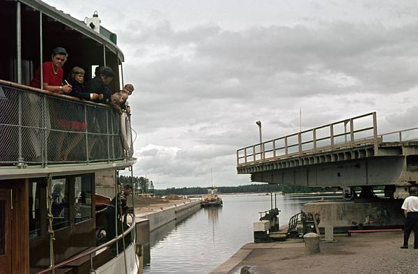 Helsinki. Schwenkbrücke bei einer Schleuse. Schiff
