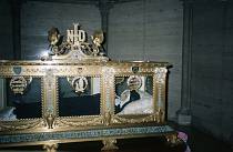 197x- 1970er. Frankreich. Nevers. Kloster St. Gildard. Gläserner Sarg mit dem konservierten Leichnam der heiliggesprochenen Bernadette Soubirous, einem Hirtenmädchen aus Lourdes. Pilgerort.