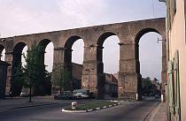 1970er. Frankreich. Jouy-aux-Arches. Römische Wasserleitung. Aquädukt
