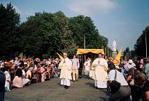 1970er. Frankreich. Lourdes. Kirchliche Prozession