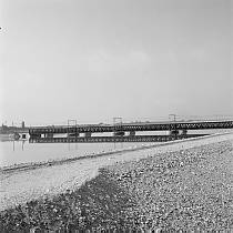 vermutlich 1967. Frankreich. Südfrankreich. Eisenbahnbrücke über die Rhône. Fluss Rhone.