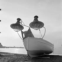 vermutlich 1967. Frankreich. Südfrankreich. Fischerboote mit Laternen am Strand